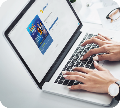 Uma pessoa estudando EAD com o notebook conectado com o sistema de alunos UNINTER