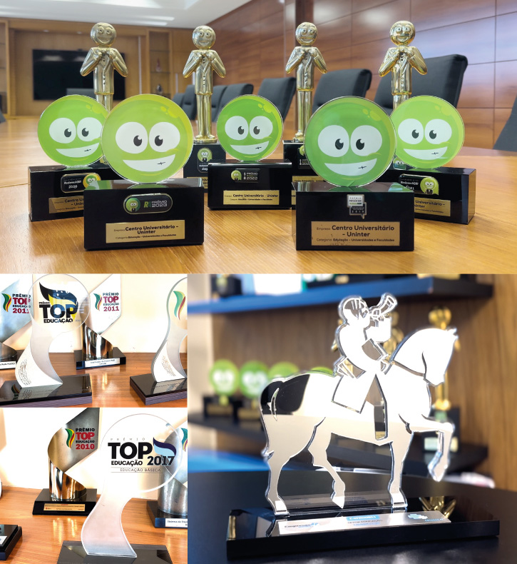 Prêmio com detalhes dourados, símbolos de excelência e destaque.